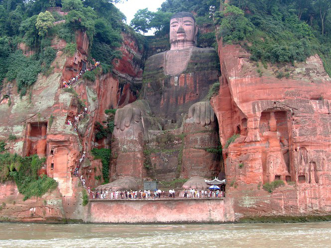 Trung Quốc: Lũ lớn sầm sập đổ về ngập cả chân tượng khổng lồ có từ đời Đường, cao 71m - Ảnh 5.
