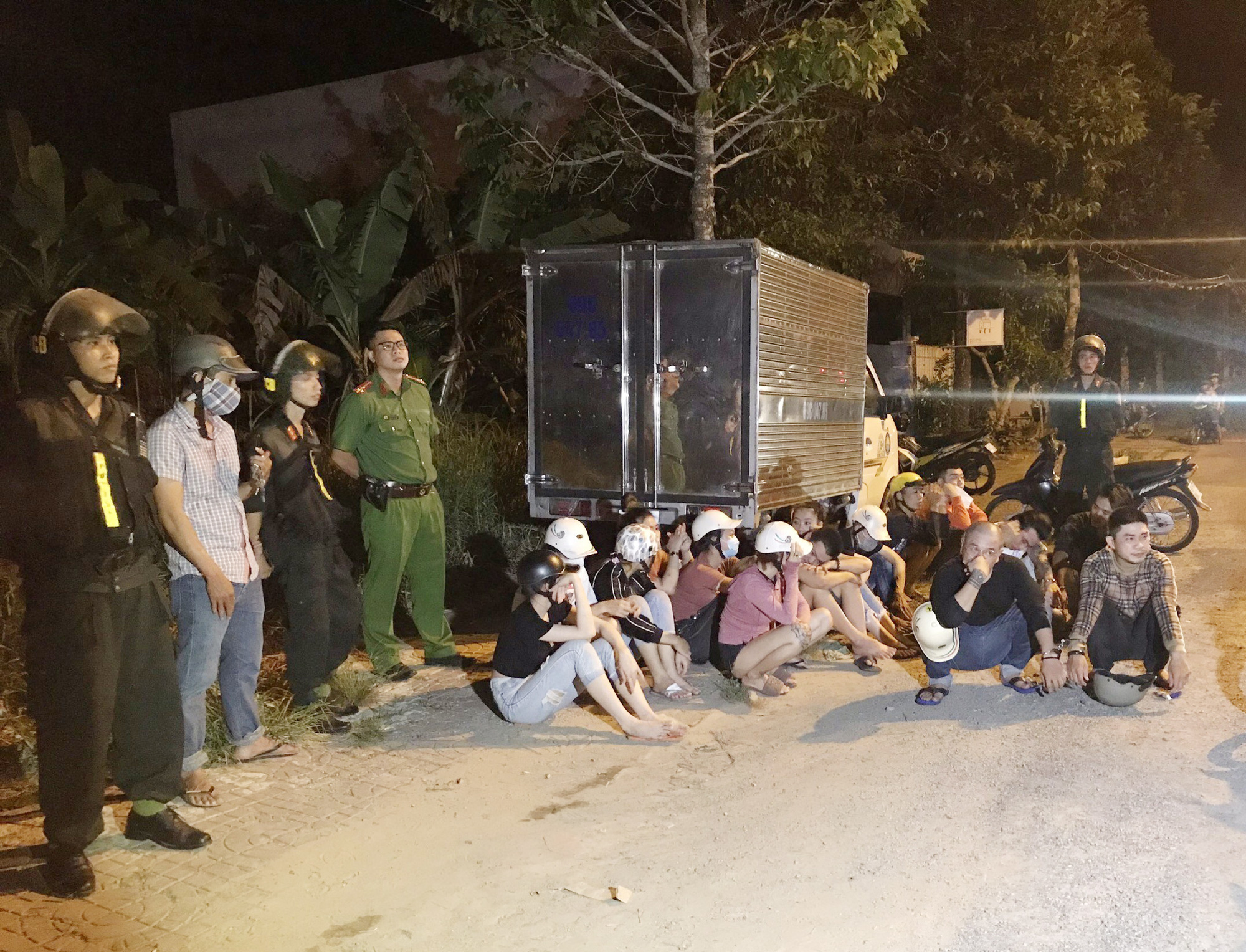 Cảnh sát bắt giữ nhiều chân dài cùng nhóm giang hồ mang hung khí đi hỗn chiến - Ảnh 1.