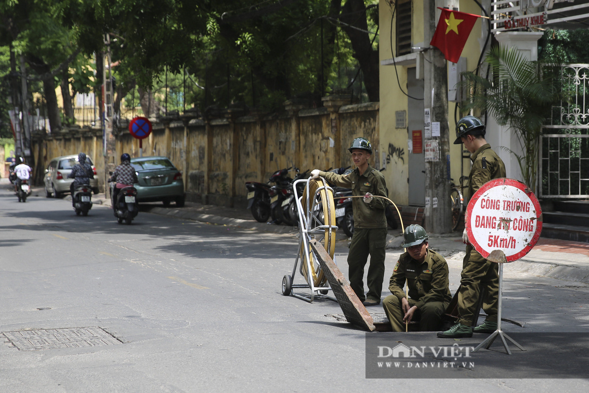 Đầu tư 14 tỷ đồng tu sửa 3,3km đường nhiều nắp cống, hố ga nhất Hà Nội - Ảnh 5.