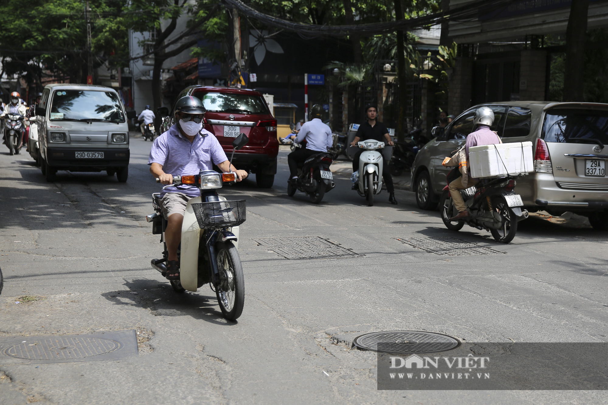 Đầu tư 14 tỷ đồng tu sửa 3,3km đường nhiều nắp cống, hố ga nhất Hà Nội - Ảnh 6.