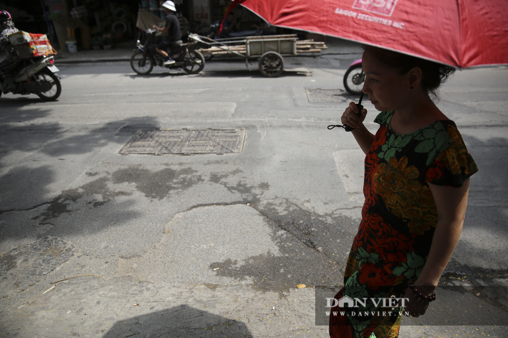 Đầu tư 14 tỷ đồng tu sửa 3,3km đường nhiều nắp cống, hố ga nhất Hà Nội - Ảnh 7.