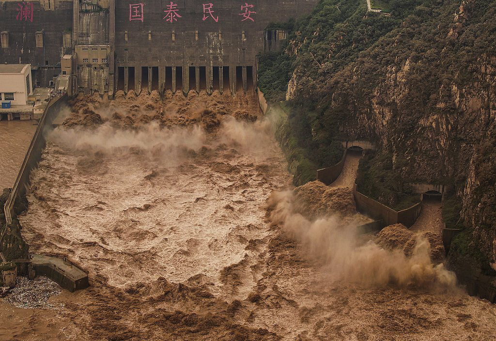 Lũ kỷ lục 24 năm, hồ thủy điện tại Trung Quốc xả nước đục ngầu - Ảnh 2.
