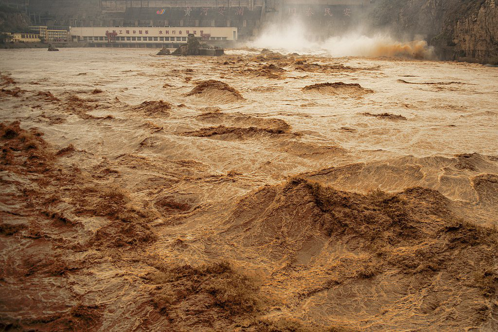 Lũ kỷ lục 24 năm, hồ thủy điện tại Trung Quốc xả nước đục ngầu - Ảnh 3.