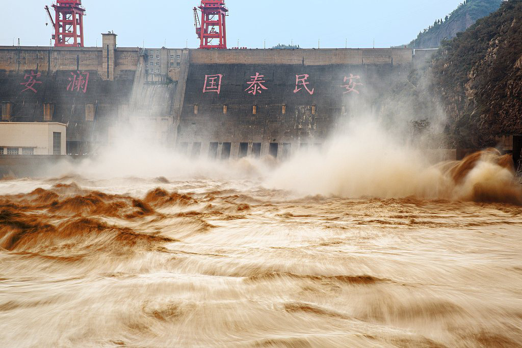 Lũ kỷ lục 24 năm, hồ thủy điện tại Trung Quốc xả nước đục ngầu - Ảnh 4.