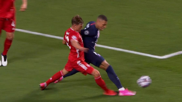 Mbappe bị Kimmich tác động sau pha đột phá nguy hiểm