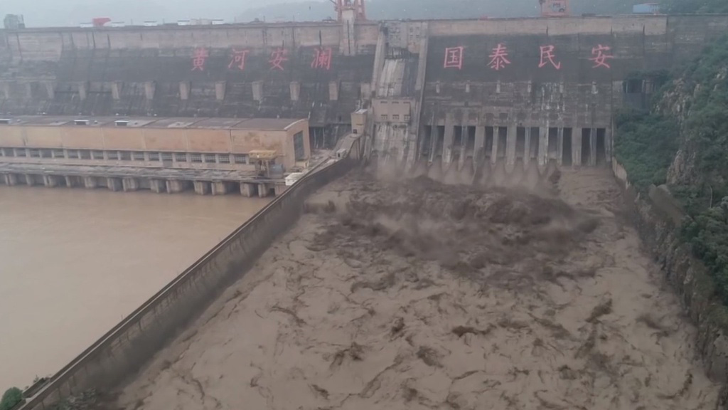 Lũ kỷ lục 24 năm, hồ thủy điện tại Trung Quốc xả nước đục ngầu - Ảnh 7.