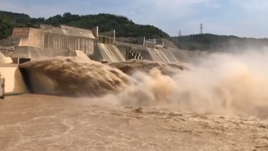 Lũ kỷ lục 24 năm, hồ thủy điện tại Trung Quốc xả nước đục ngầu - Ảnh 9.