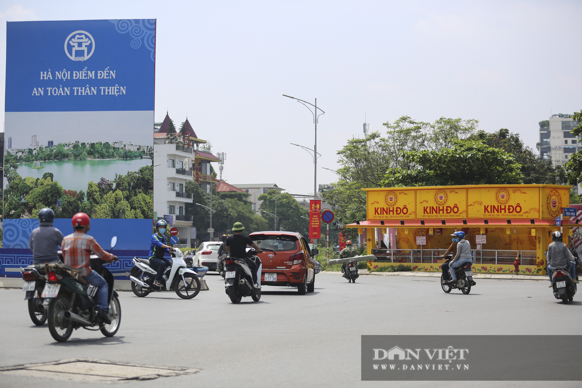 Các quầy bán bánh Trung thu vỉa hè bắt đầu “mọc lên như nấm” - Ảnh 7.