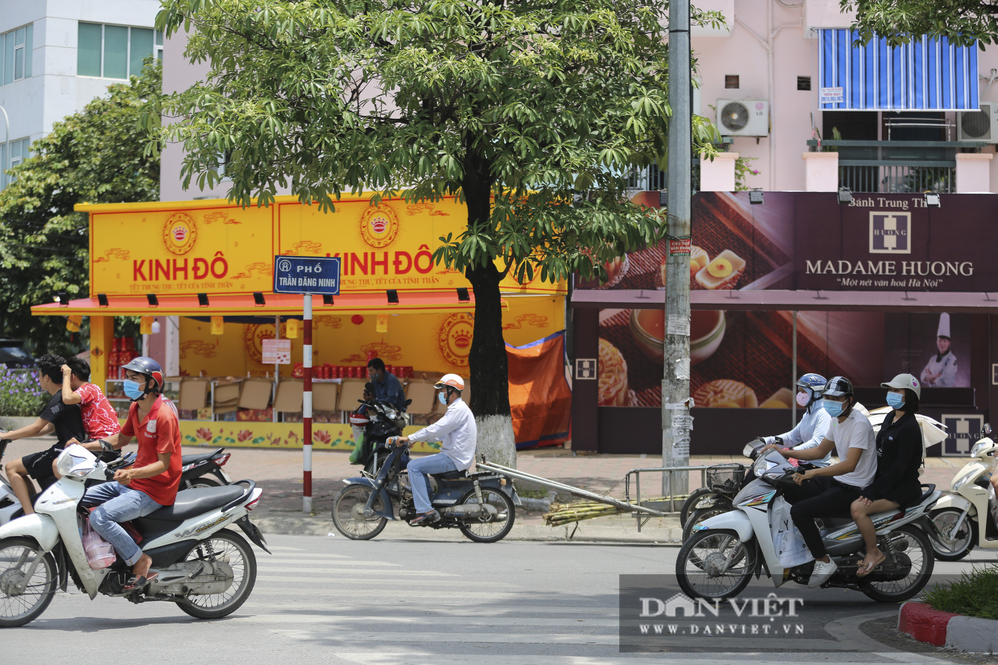 Các quầy bán bánh Trung thu vỉa hè bắt đầu “mọc lên như nấm” - Ảnh 9.