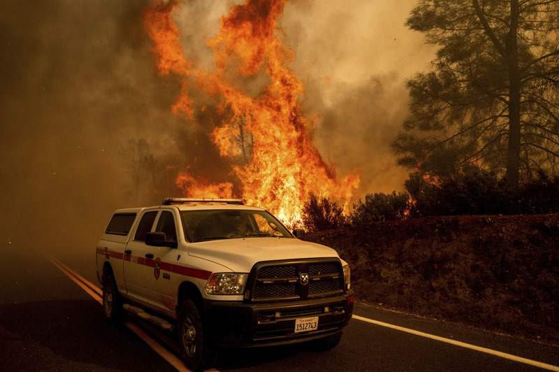 Ba cụm cháy lớn phá hủy hơn 1.000 căn nhà ở California - Ảnh 1.