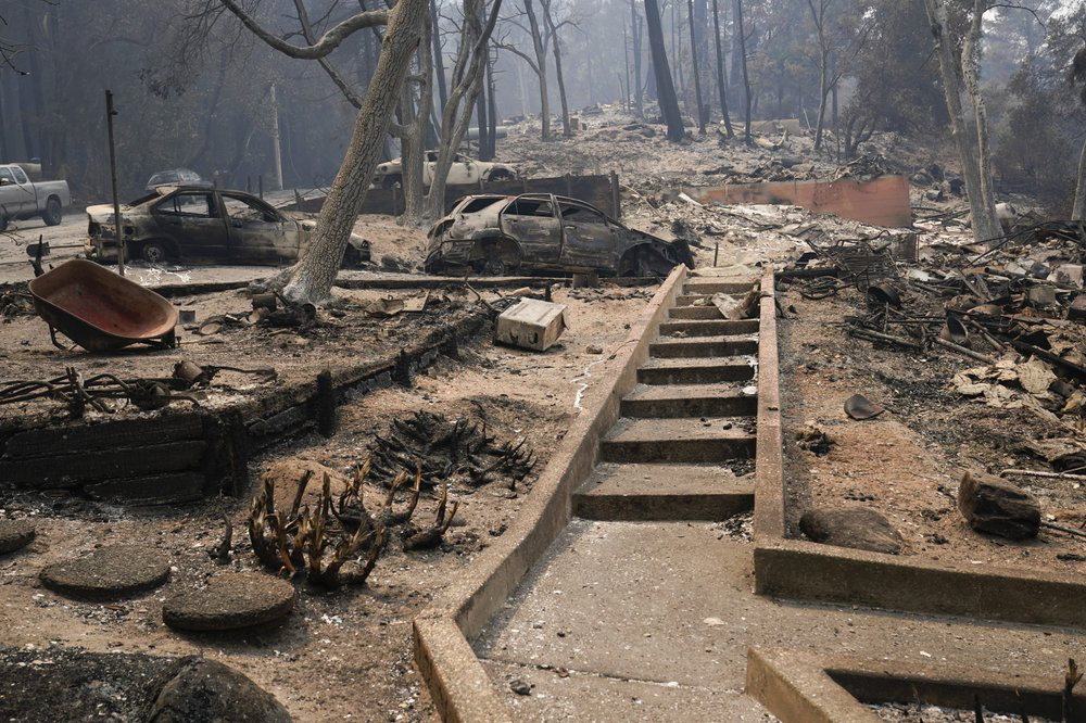 Ba cụm cháy lớn phá hủy hơn 1.000 căn nhà ở California - Ảnh 10.