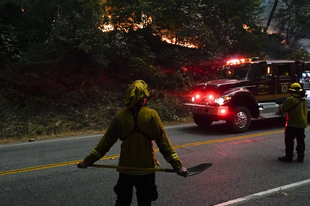 Ba cụm cháy lớn phá hủy hơn 1.000 căn nhà ở California - Ảnh 17.