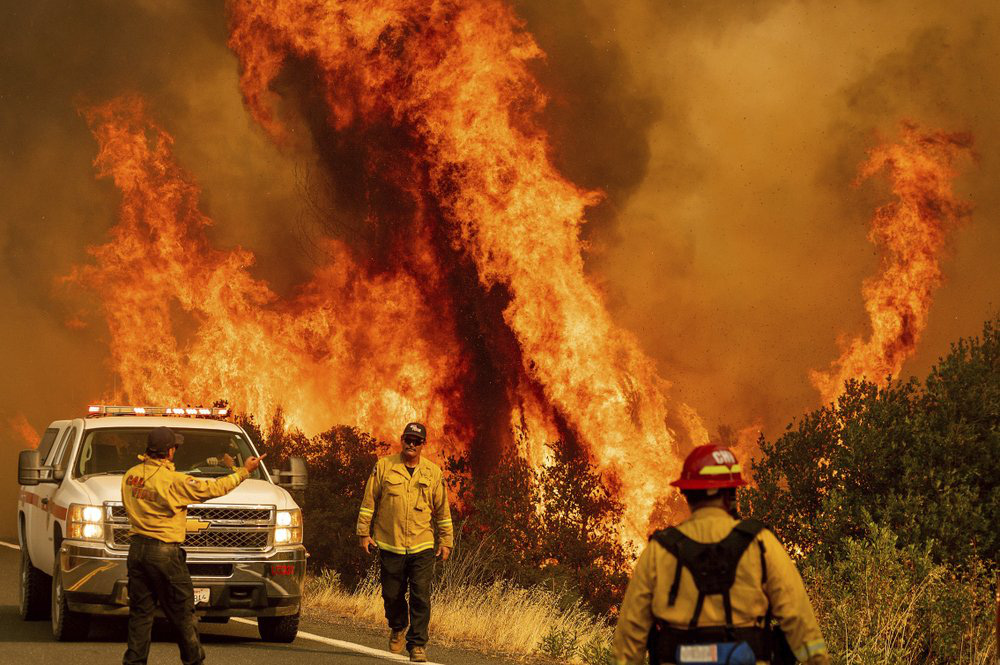 Ba cụm cháy lớn phá hủy hơn 1.000 căn nhà ở California - Ảnh 2.