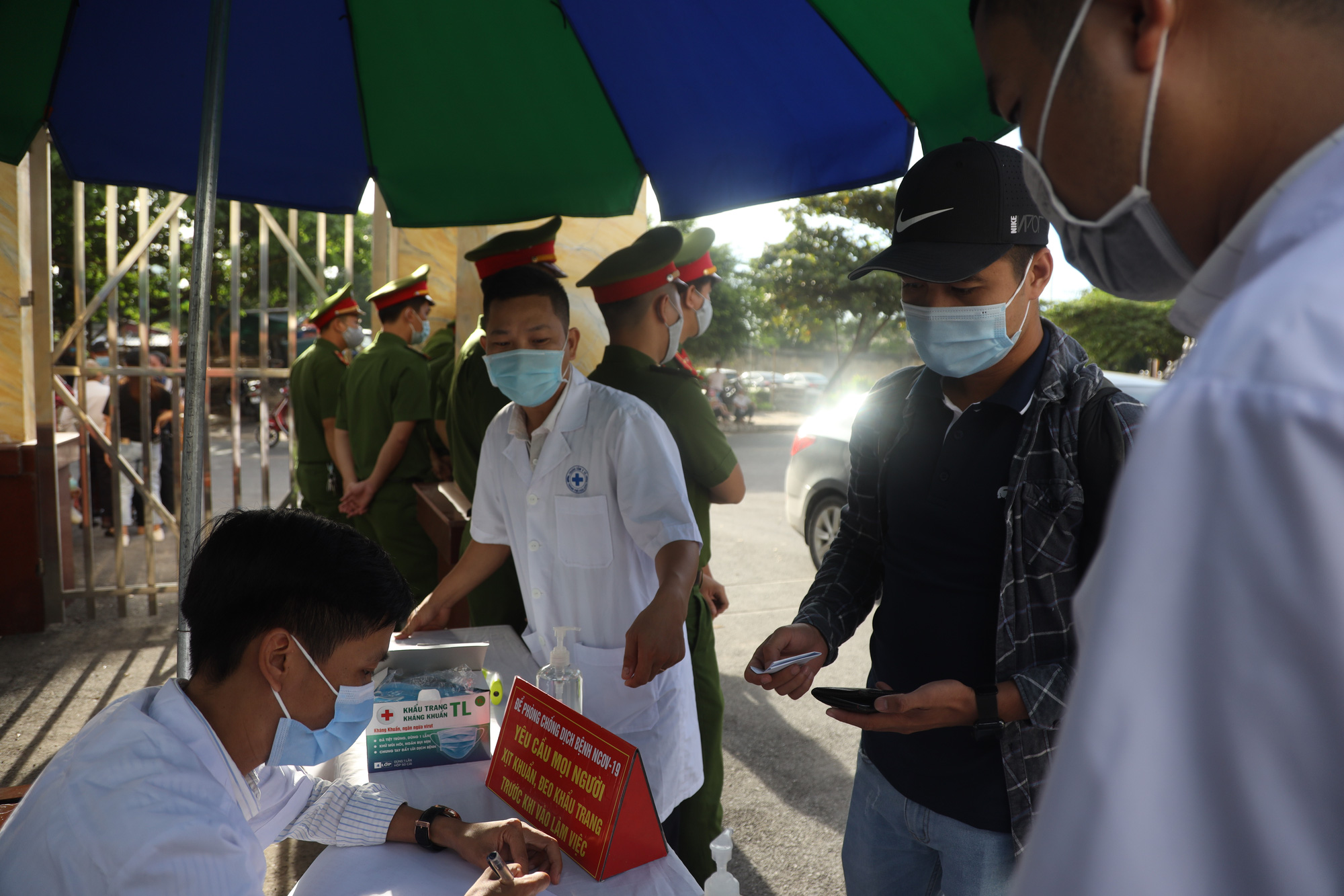 Hình ảnh đầu tiên của đại gia bất động sản Nguyễn Thị Dương kể từ khi bị bắt - Ảnh 2.