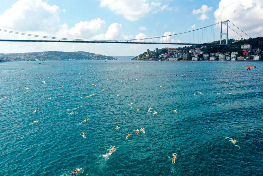 Gần 2.000 người tham gia cuộc thi bơi xuyên lục địa dài 6,5 km - Ảnh 3.
