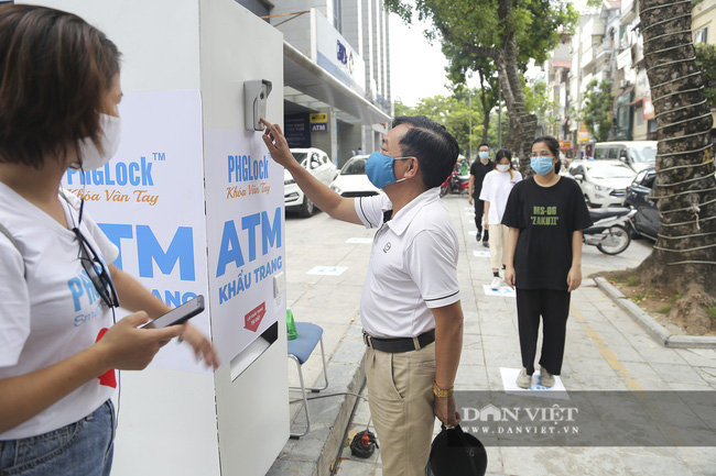 Cây &quot;ATM khẩu trang&quot; miễn phí đầu tiên ở Hà Nội có gì đặc biệt? - Ảnh 1.