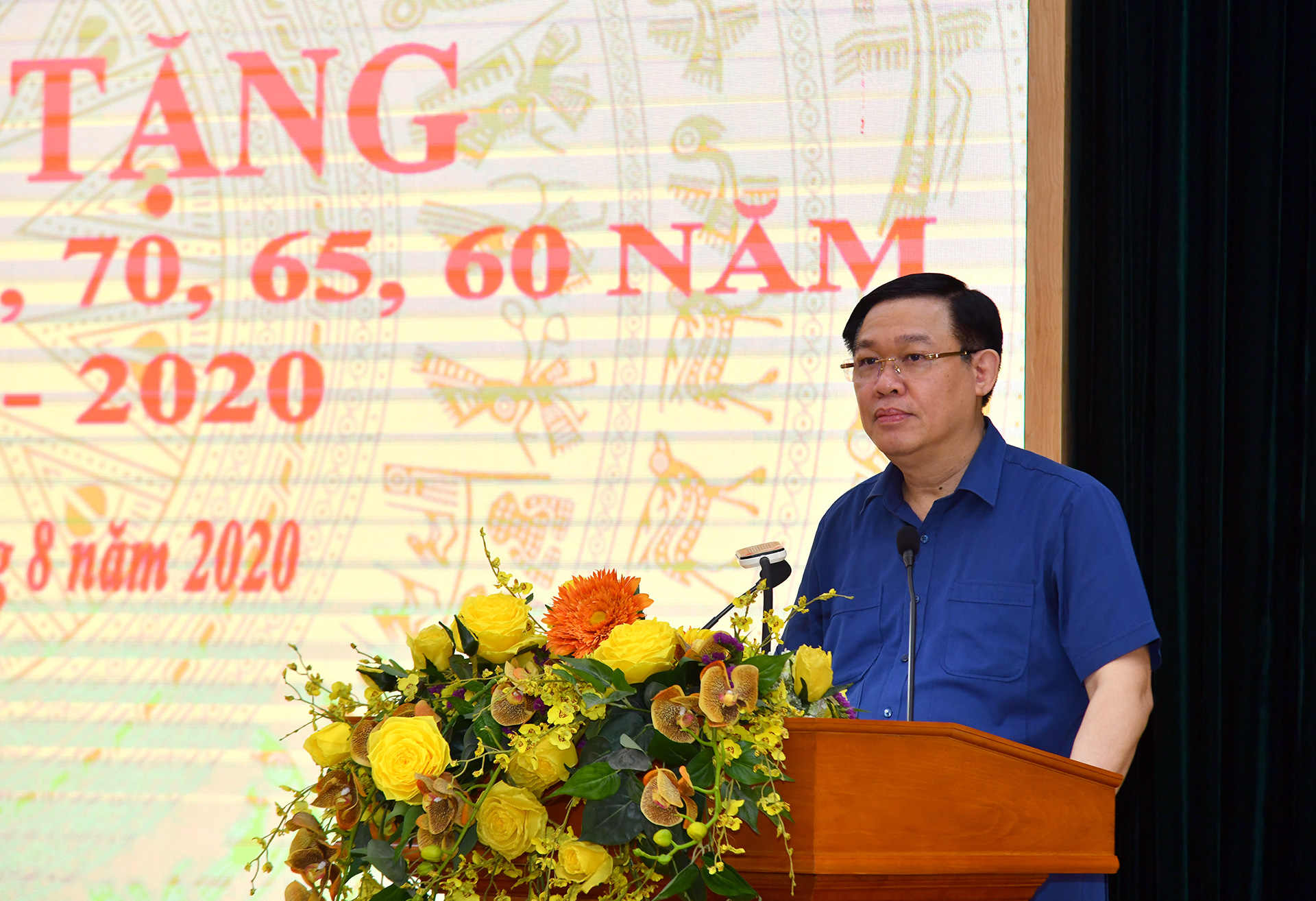 Bí thư Hà Nội Vương Đình Huệ trao Huy hiệu Đảng cho đảng viên quận Hoàn Kiếm - Ảnh 1.