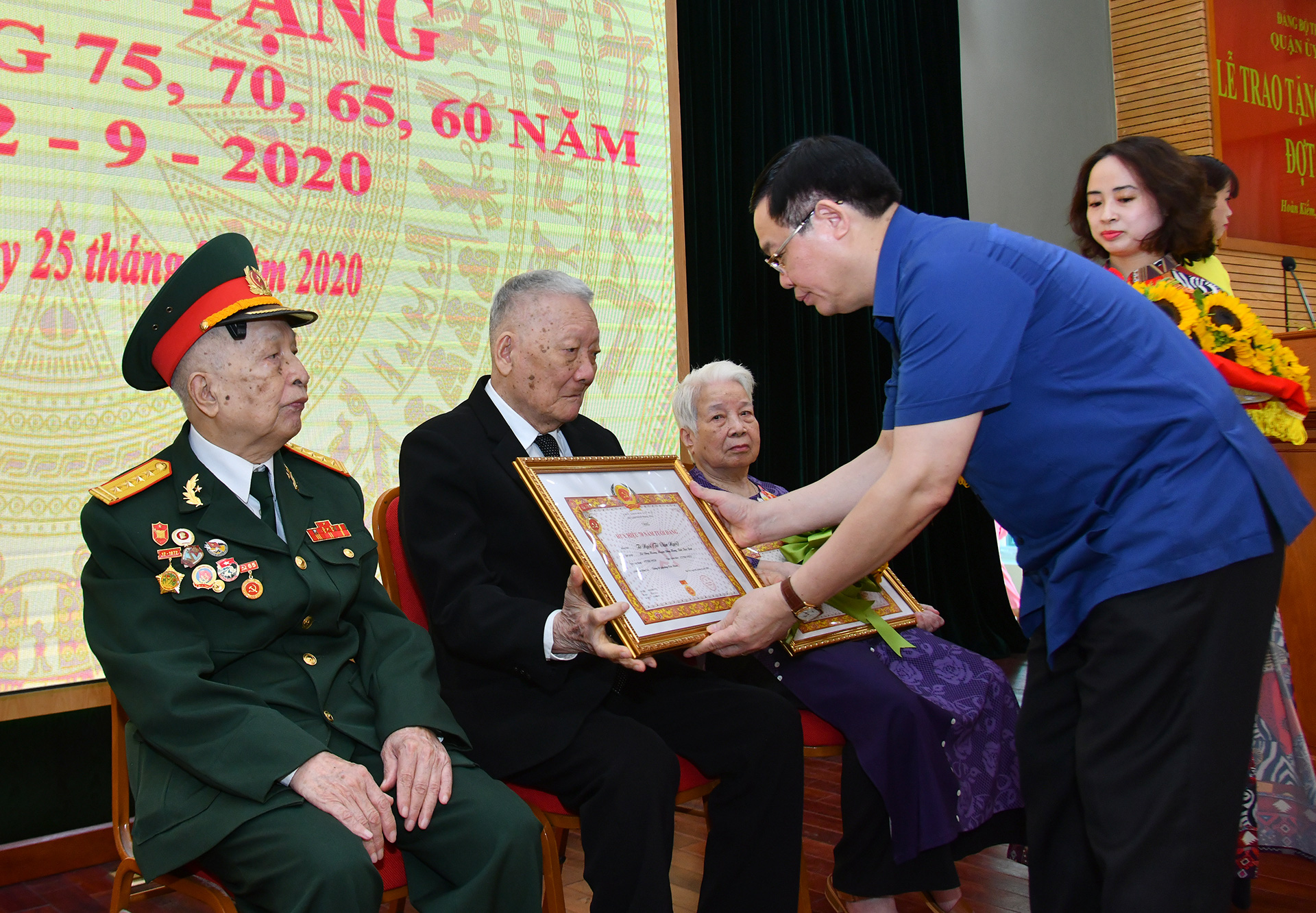 Bí thư Hà Nội Vương Đình Huệ trao Huy hiệu Đảng cho đảng viên quận Hoàn Kiếm - Ảnh 2.