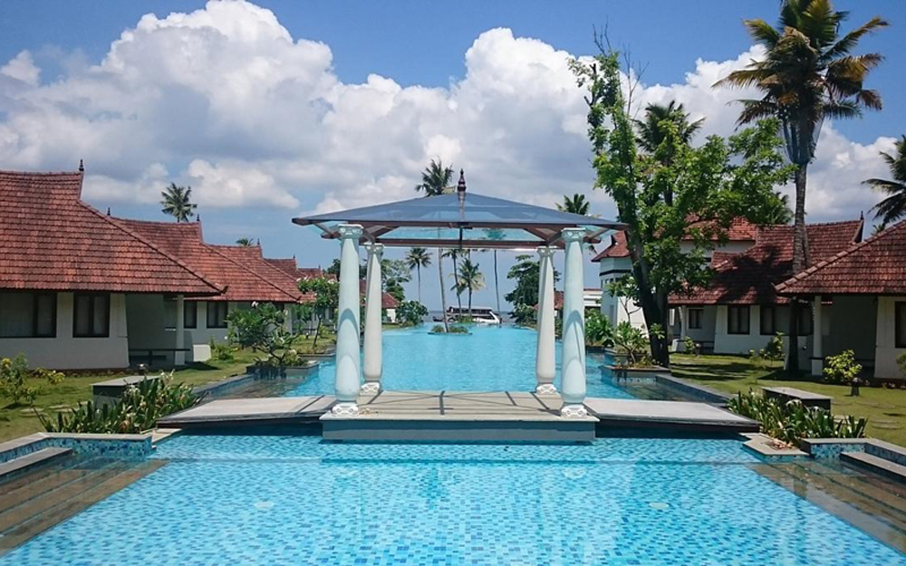 Resort hạng sang biến bể bơi thành hồ nuôi cá - Ảnh 4.