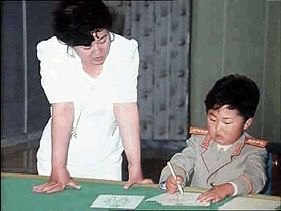 Lộ ảnh hiếm ông Kim Jong-un thời bé hồn nhiên bên mẹ - Ảnh 2.