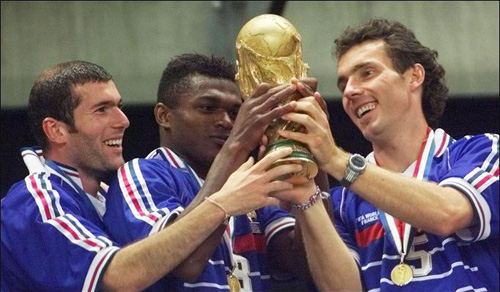 Đội bóng Các ngôi sao Pháp trong đó có những nhà vô địch World Cup 1998 sẽ sang Việt Nam thi đấu giao hữu.