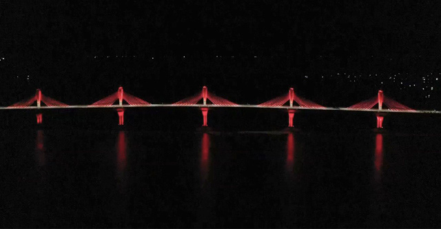 Quảng Ngãi: Đêm về trên cầu dây văng 2.300 tỷ duy nhất nối bờ sông Trà  - Ảnh 1.