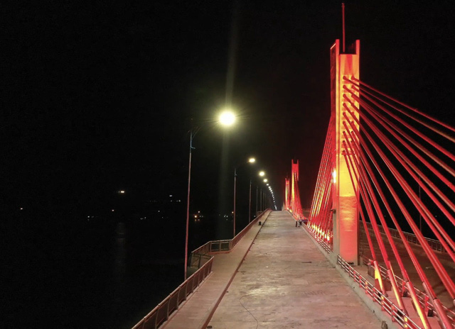 Quảng Ngãi: Đêm về trên cầu dây văng 2.300 tỷ duy nhất nối bờ sông Trà  - Ảnh 3.