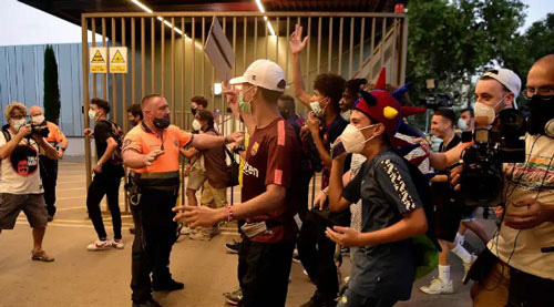 CĐV Barcelona tràn vào sân Nou Camp.