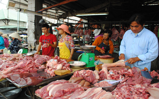 Lợn hơi sát ngưỡng 70.000 đồng/kg, giá thịt ngoài chợ vẫn bát nháo - Ảnh 1.
