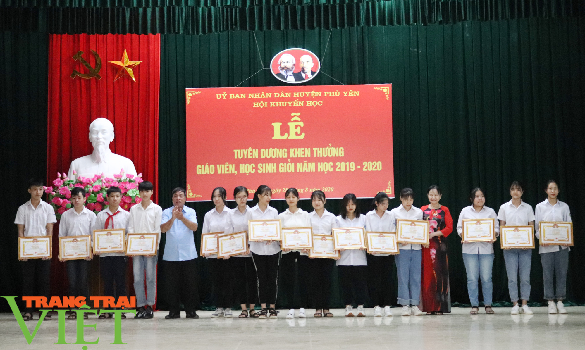 UBND huyện Phù Yên tổ chức Hội nghị tổng kết năm học 2019 – 2020 - Ảnh 7.
