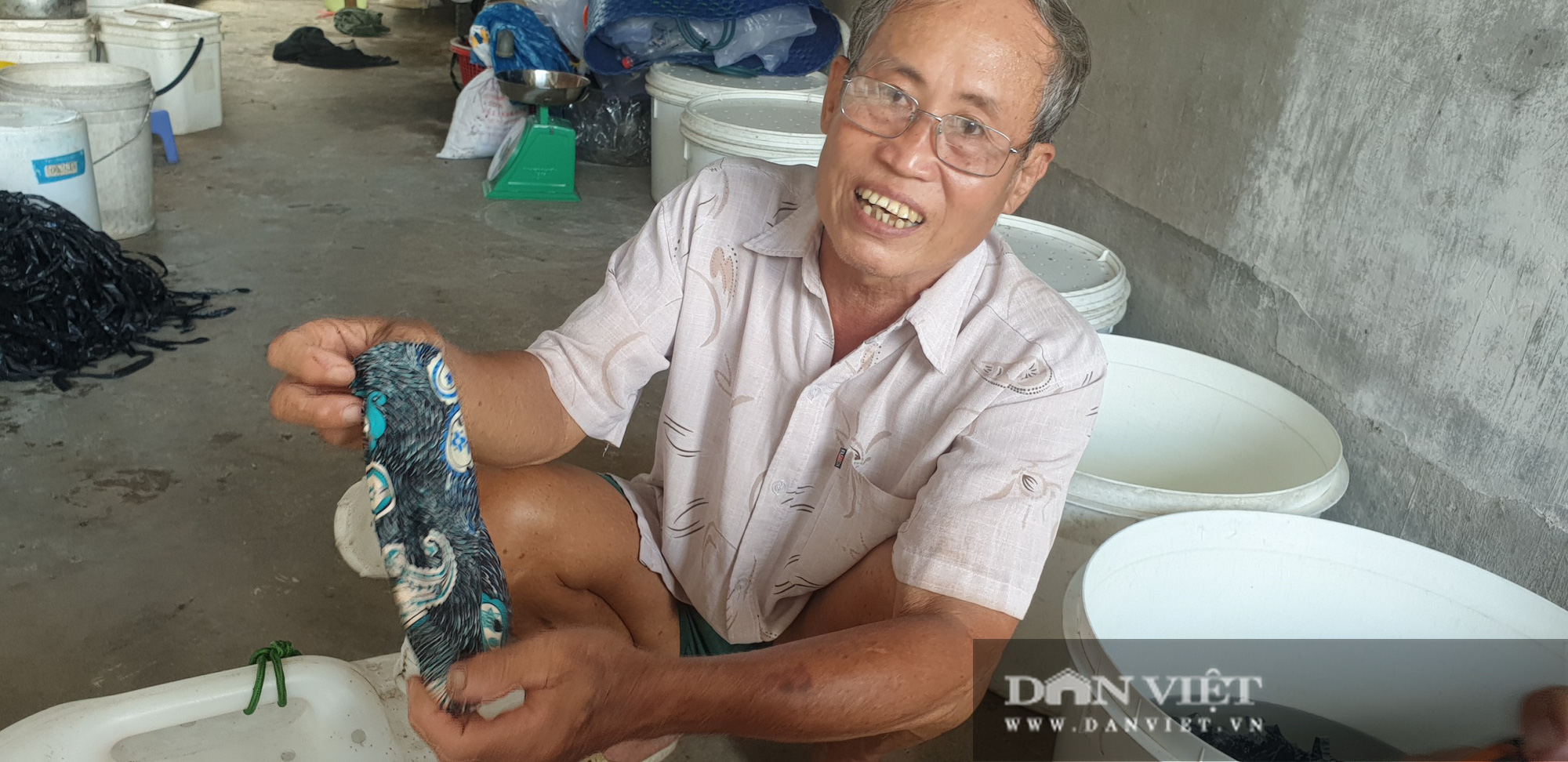 Lão nông nuôi lươn trong can nhựa “độc” nhất miền Tây: Chỉ tuyệt chiêu dưỡng lươn đồng bị chích điện không bị chết - Ảnh 4.