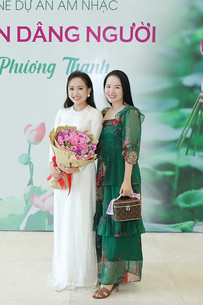 Ca sĩ Phương Thanh bật khóc khi nói lời cám ơn bố mẹ trong ngày ra mắt &quot;Hương Sen dâng Người&quot;  - Ảnh 2.