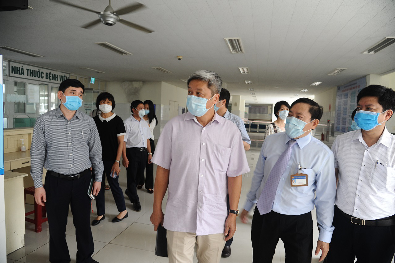 Thứ trưởng Nguyễn Trường Sơn kiểm tra ở Quảng Nam: Mỗi bác sĩ, nhân viên y tế là những người “chiến sĩ” - Ảnh 1.