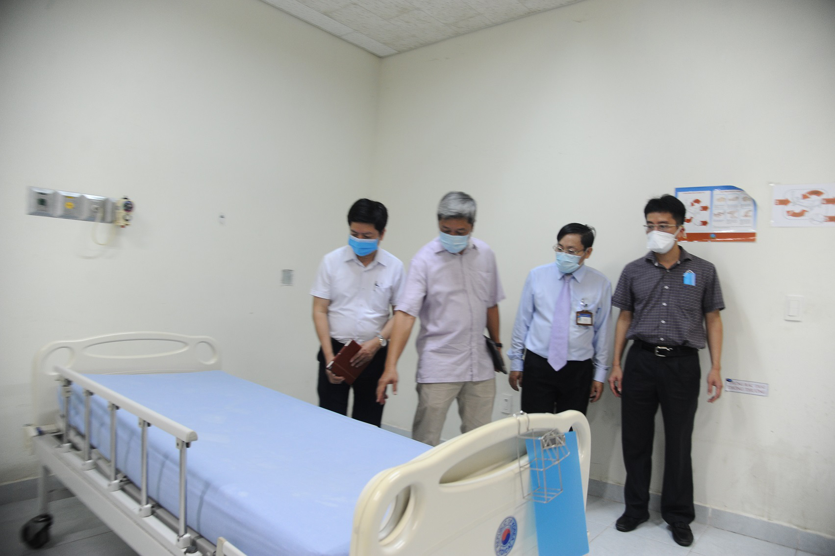 Thứ trưởng Nguyễn Trường Sơn kiểm tra ở Quảng Nam: Mỗi bác sĩ, nhân viên y tế là những người “chiến sĩ” - Ảnh 2.