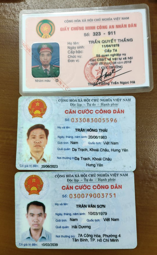 TPHCM: 2 kẻ giả cán bộ Bộ Công an tới nhà dân đọc lệnh bắt khám xét bị khởi tố - Ảnh 2.