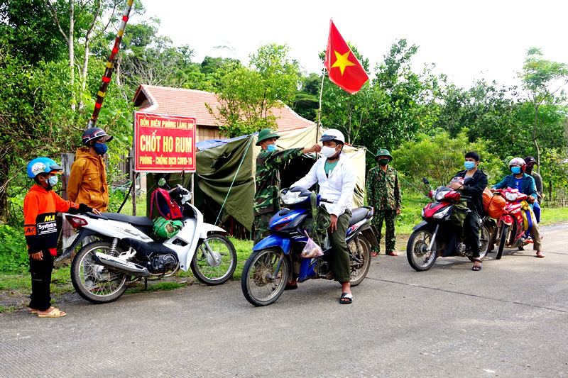 Quảng Bình: Chuyện &quot;ăn lá ngủ rừng&quot; chống Covid-19 trên tuyến biên giới Việt-Lào - Ảnh 2.