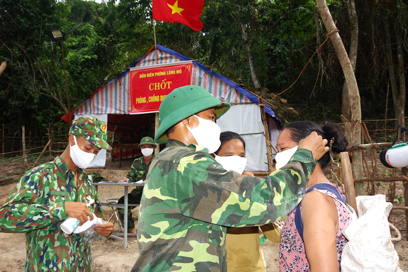 Quảng Bình: Chuyện &quot;ăn lá ngủ rừng&quot; chống Covid-19 trên tuyến biên giới Việt-Lào - Ảnh 4.