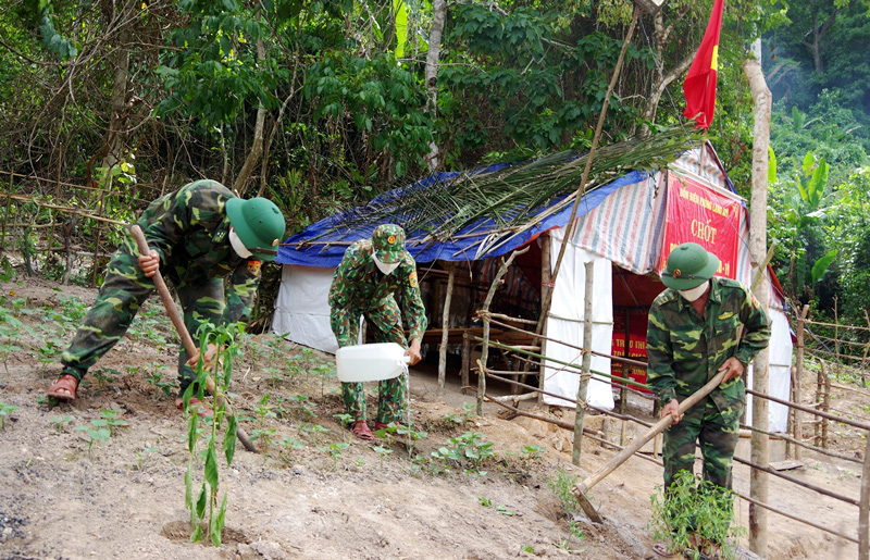 Quảng Bình: Chuyện &quot;ăn lá ngủ rừng&quot; chống Covid-19 trên tuyến biên giới Việt-Lào - Ảnh 10.