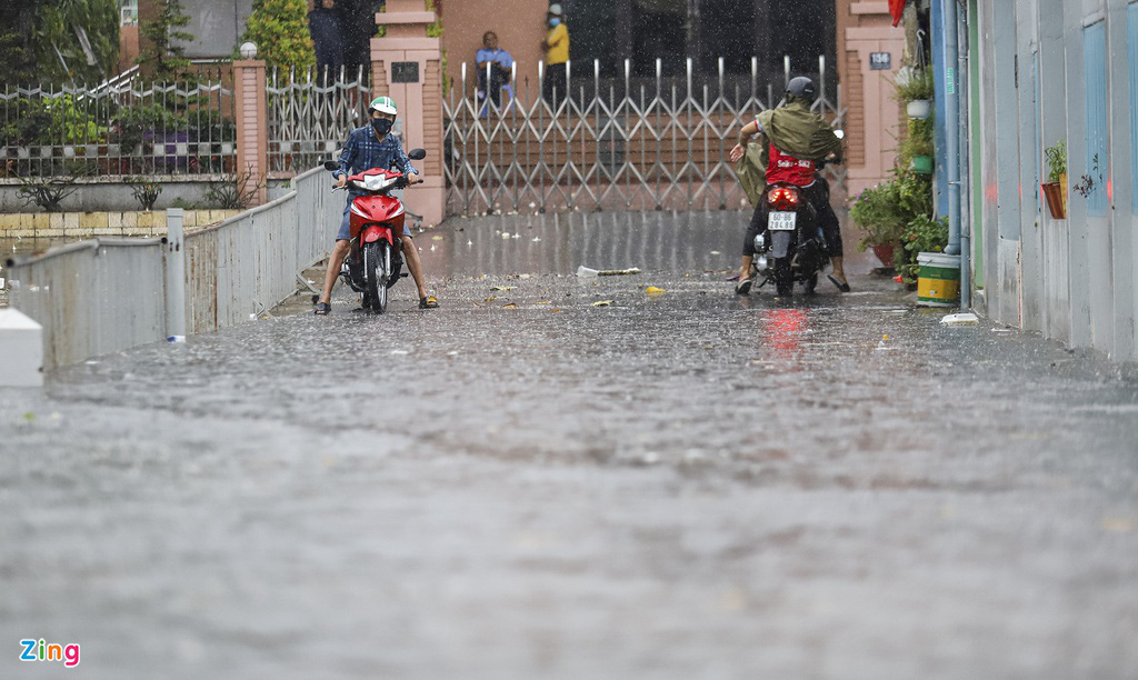 TP.HCM: Thủ Đức ngập sâu, người dân lội nước về nhà - Ảnh 5.