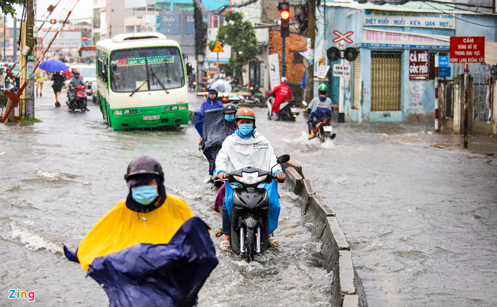 TP.HCM: Thủ Đức ngập sâu, người dân lội nước về nhà - Ảnh 2.