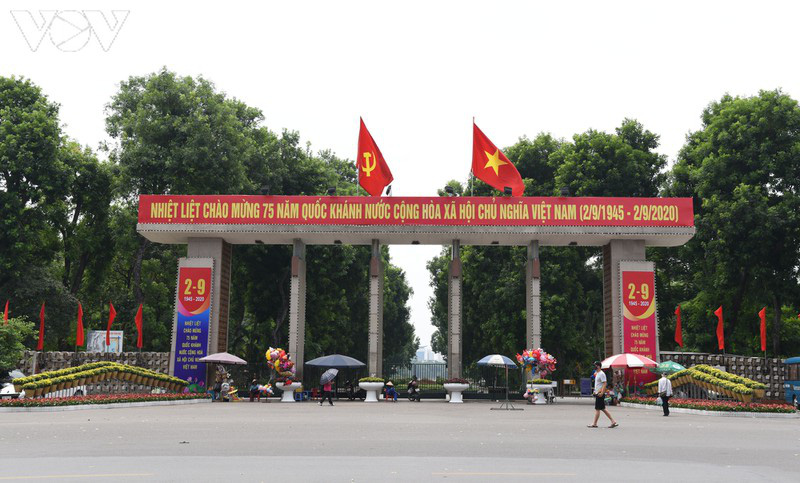 Ảnh: Thủ đô Hà Nội rực màu cờ Tổ quốc chào đón Quốc khánh 2/9 - Ảnh 14.
