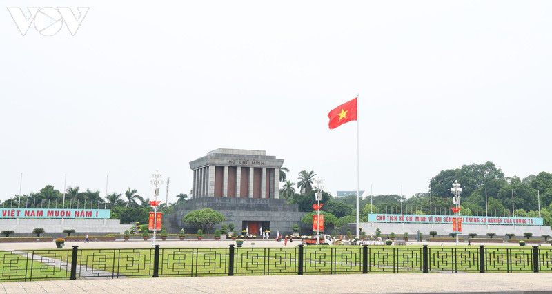 Ảnh: Thủ đô Hà Nội rực màu cờ Tổ quốc chào đón Quốc khánh 2/9 - Ảnh 1.