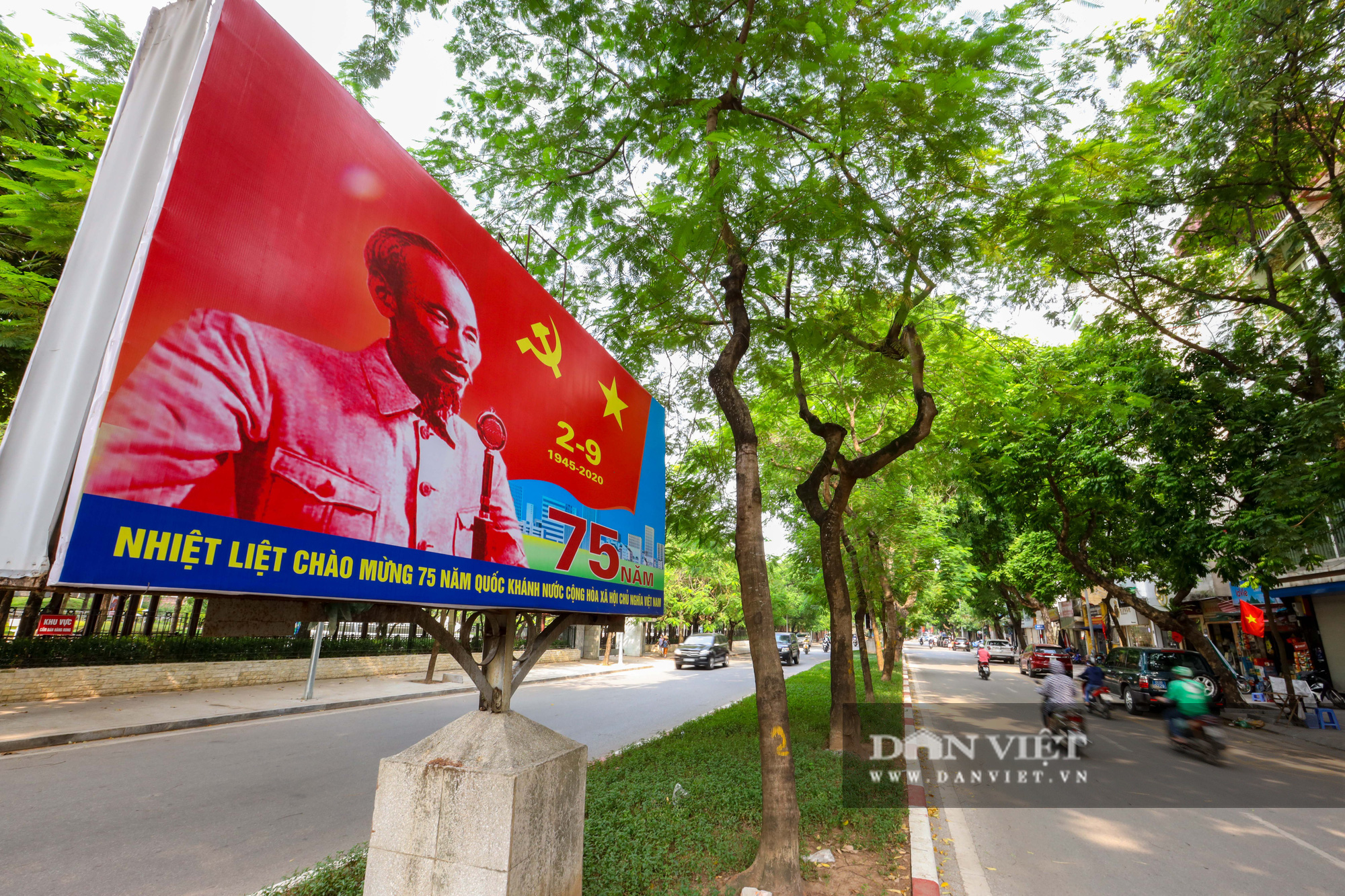 Hà Nội rợp sắc cờ hoa kỉ niệm 75 năm Cách mạng Tháng Tám và Quốc khánh 2/9 - Ảnh 2.