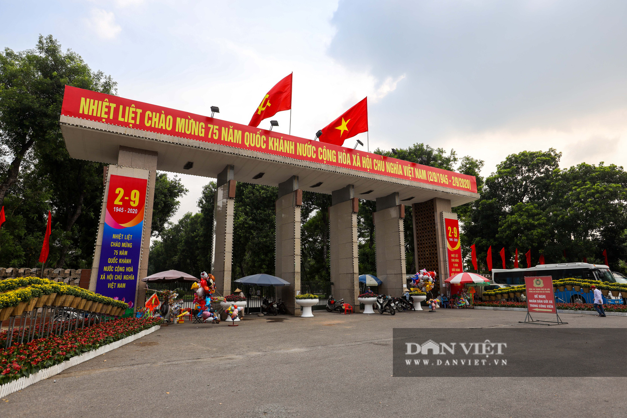 Hà Nội rợp sắc cờ hoa kỉ niệm 75 năm Cách mạng Tháng Tám và Quốc khánh 2/9 - Ảnh 7.
