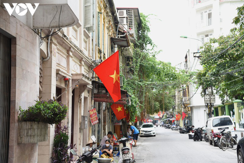 Ảnh: Thủ đô Hà Nội rực màu cờ Tổ quốc chào đón Quốc khánh 2/9 - Ảnh 12.