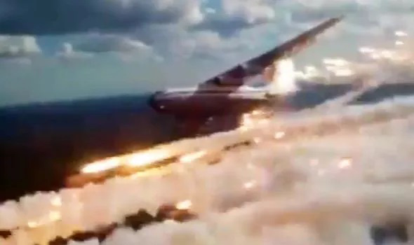 Video Nga khoe sức mạnh không quân hoành tráng như phim hành động Hollywood  - Ảnh 3.