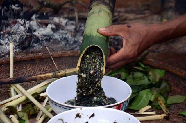 Tây Nguyên có đặc sản kỳ lạ: Dùng thanh tre thụt tới thụt lui cho đến khi nhuyễn nhừ - Ảnh 2.