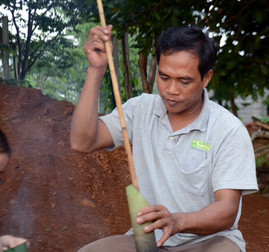 Tây Nguyên có đặc sản kỳ lạ: Dùng thanh tre thụt tới thụt lui cho đến khi nhuyễn nhừ - Ảnh 4.