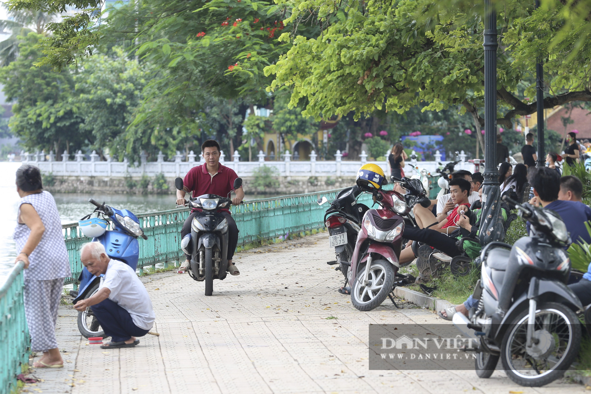 Hà Nội: Nhiều người dân vẫn không đeo khẩu trang tại nơi công cộng - Ảnh 3.