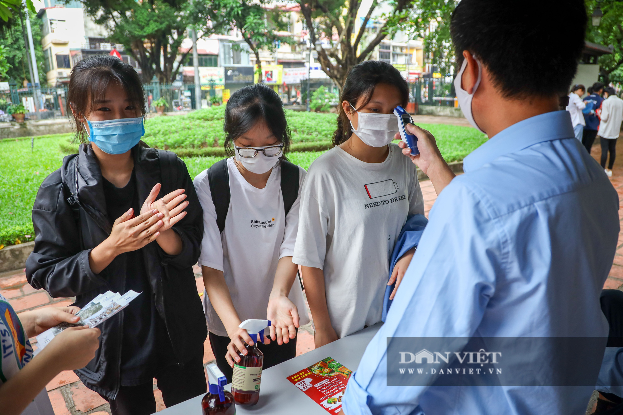 Sĩ tử, phụ huynh bịt khẩu trang cầu may ở Văn Miếu trước kỳ thi THPT - Ảnh 4.